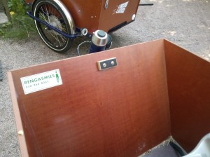 Pitkittäisen kaaren tukipala laatikon etuosassa. 