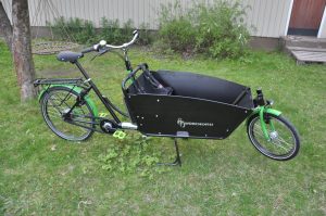 Workcyclesin Kr8, joka korvasi heidän valikoimissaan Cargobiken, joita saa nykyään vain Bakfiets.nl tuotemerkin alta, myös meidän kauttamme. Laatikon kooltaan Kr8 ja Cargobike ovat identtiset, mutta yksityiskohdissa on eroa. 
