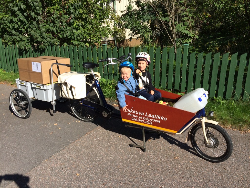 Y-trailer ja Cargobike–pyöräilyn rekkasarjaa? Tässä ollaan matkalla mehuasemalle, mukana kaksi lasta, 60 kiloa omenaa, kolme kanisteria, lasten lelut, vaihtovaatteet ja potta. Lisäksi paketti postiin toimitettavaksi. Kuormaa on noin 100 kiloa. Pyörän valmistajan antama kantavuus on 80 kiloa laatikolle, ja 25/50 kiloa tavaratelineelle. Kärryn kantavuuden laki rajoittaa 50 kiloon, vaikka valmistajan mukaan kantavuutta on 90 kiloa. Kärryssä on paikoillaan leveämpi akseli, noin 80 cm, ja lain mukaan suurin sallittu leveys on 125 senttiä.